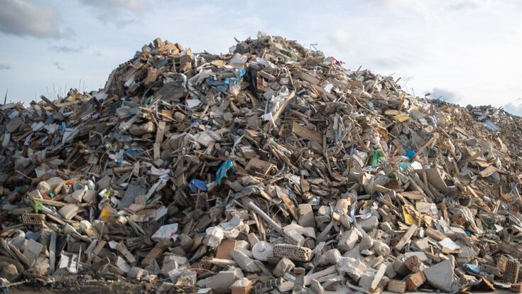 The input challenge: mixed C&D waste containing concrete, brick, wood, plastics and insulation arrives at SORTAG for sensor-based sorting into recyclable fractions.