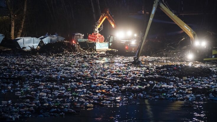 Until the morning of 7 February, 2021, water management staff removed a total of 1200 cubic meters of floatage including 120 cubic meters of inorganic matter (plastic, tyres, communal waste).