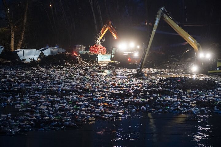 Until the morning of 7 February, 2021, water management staff removed a total of 1200 cubic meters of floatage including 120 cubic meters of inorganic matter (plastic, tyres, communal waste).