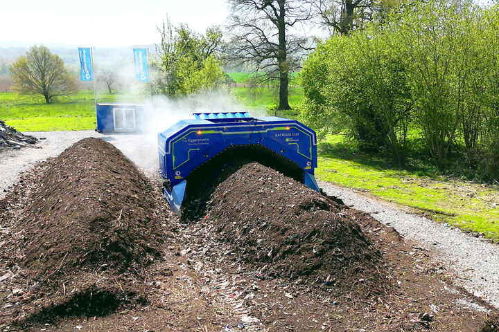 "All work steps, from recognition and turning to changing the windrow, can be carried out completely without human intervention," explains Brand Manager Christian Naujoks Brouer.
