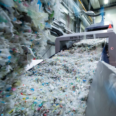 EREMA is increasingly bringing application-focused variants into the INTAREMA® family—such as INTAREMA® TVEplus® DuaFil® Compact—to match market demand for low energy consumption, gentle extrusion and high-quality filtration performance in post-consumer recycling.