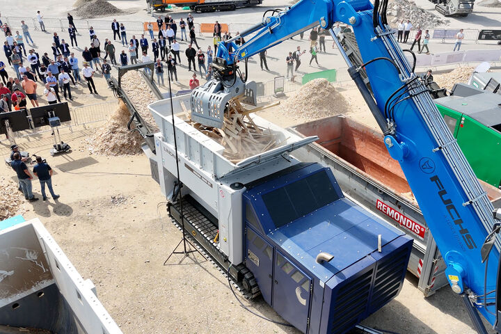 The Merak 2800 DT sees Lindner Recyclingtech launch the first diesel-driven mobile single-shaft shredder in its class. The 100% diesel-driven system allows for completely off-grid operation and maximum flexibility at job sites.