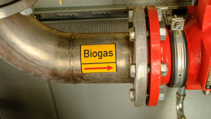 © Guntar Feldmann - stock.adobe.com biogas biogasanlage gas schild zeichen warnung biomasse energie umwelt landwirtschaft strom dezentral nachhaltig nachhaltigkeit umweltschutz ökologisch industrie rohr rohrleitung generator methan technik technologioer erneuerbare energie kraftwerk bioenergie erneuerbar organisch installation gewerblich infrastruktur metallisch konstruktion gelb rot